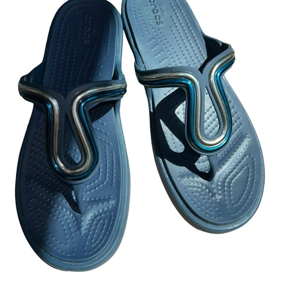 WOMEN’S Crocs Sanrah Metalblock Flat Flip navy Size 7 dual comfort sandals - Picture 1 of 4